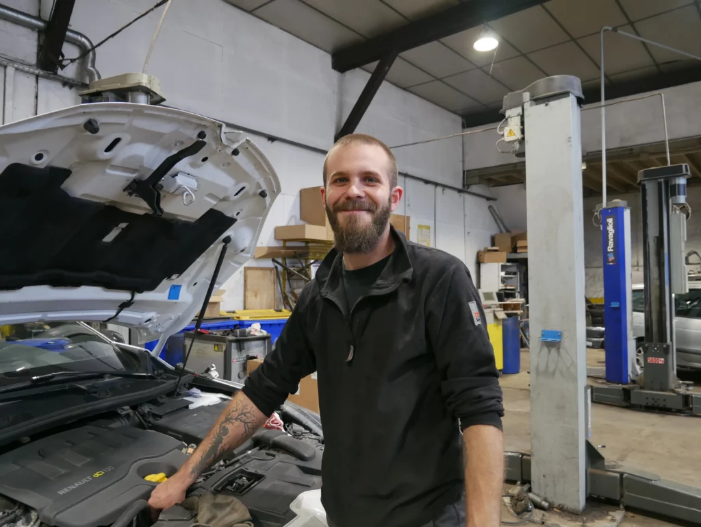 Portrait d'un mécanicien effectuant une révision dans notre garage Melun Renault Dacia Berard Automobile