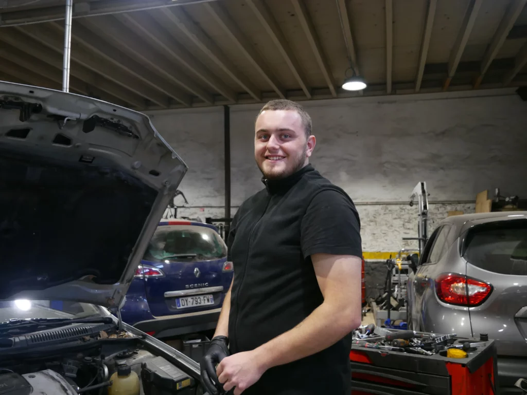 Portrait d'un mécanicien effectuant une réparation dans notre garage Melun Renault Dacia Berard Automobile