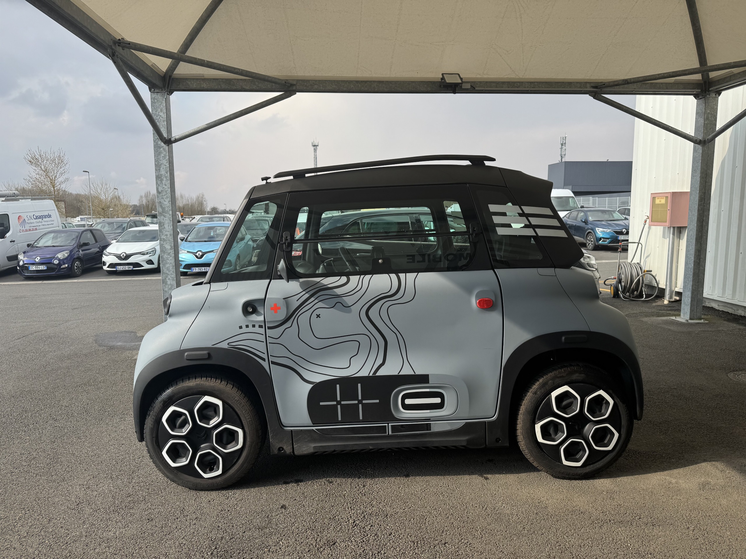 Côté gauche d'une Citroën AMI