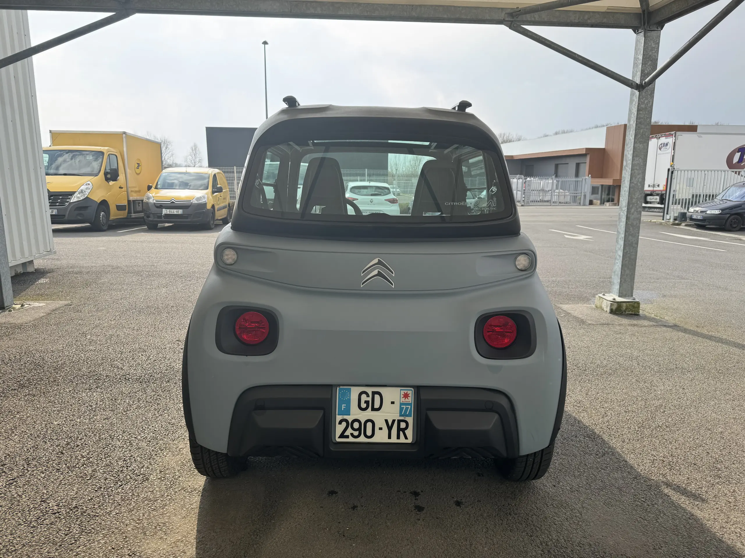 Face arrière d'une Citroën AMI