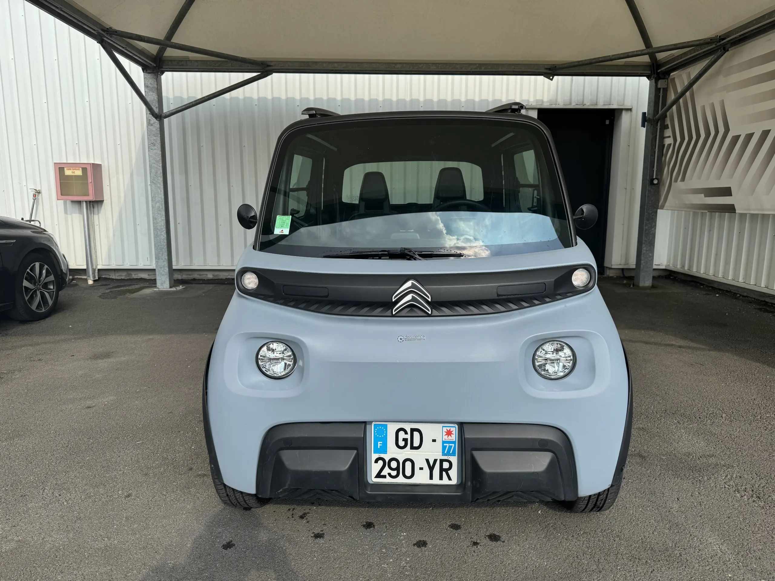 Face avant d'une Citroën AMI