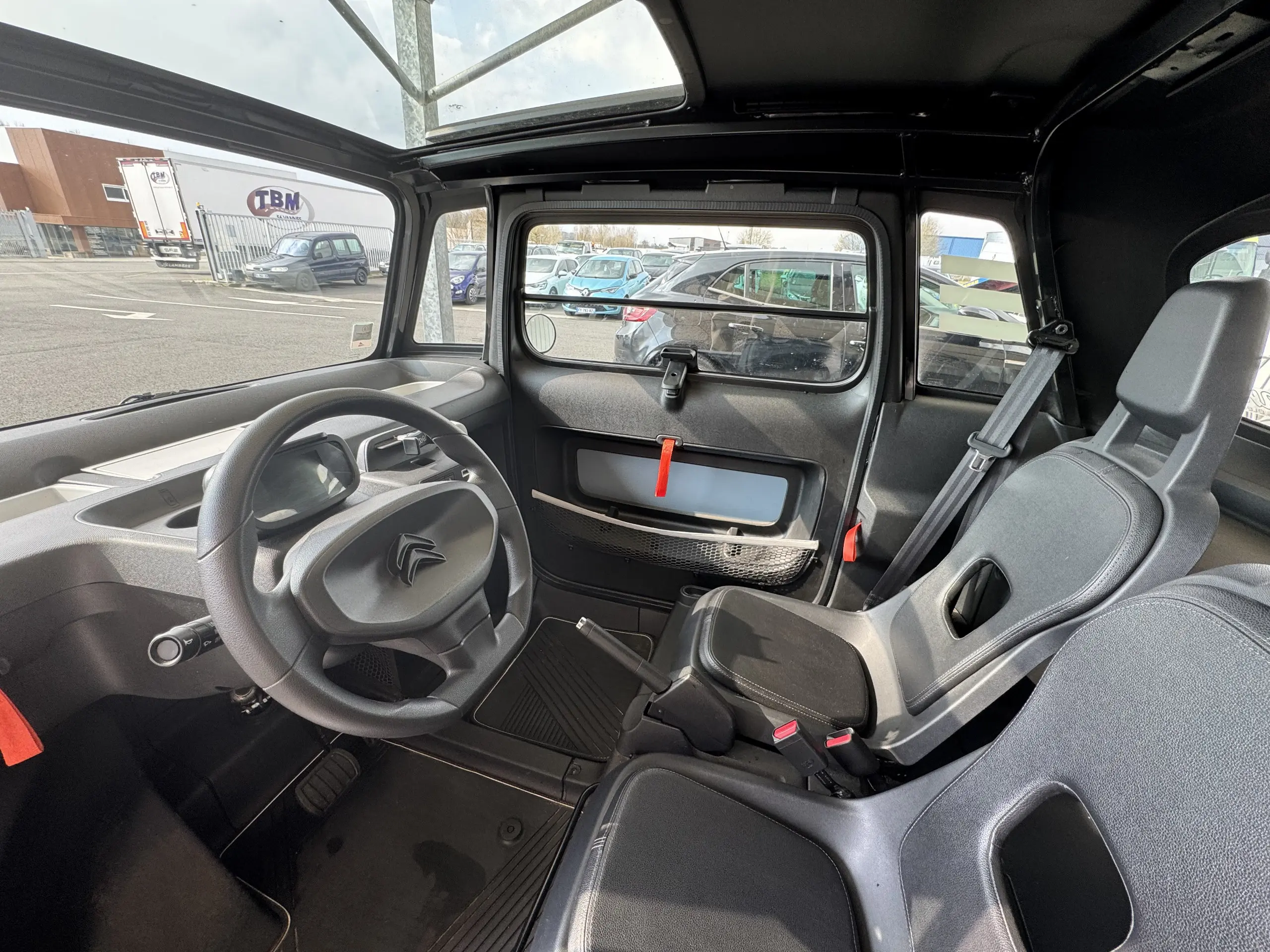 Place conducteur gauche d'une Citroën AMI