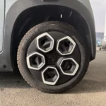 Roue arrière gauche d'une Citroën AMI