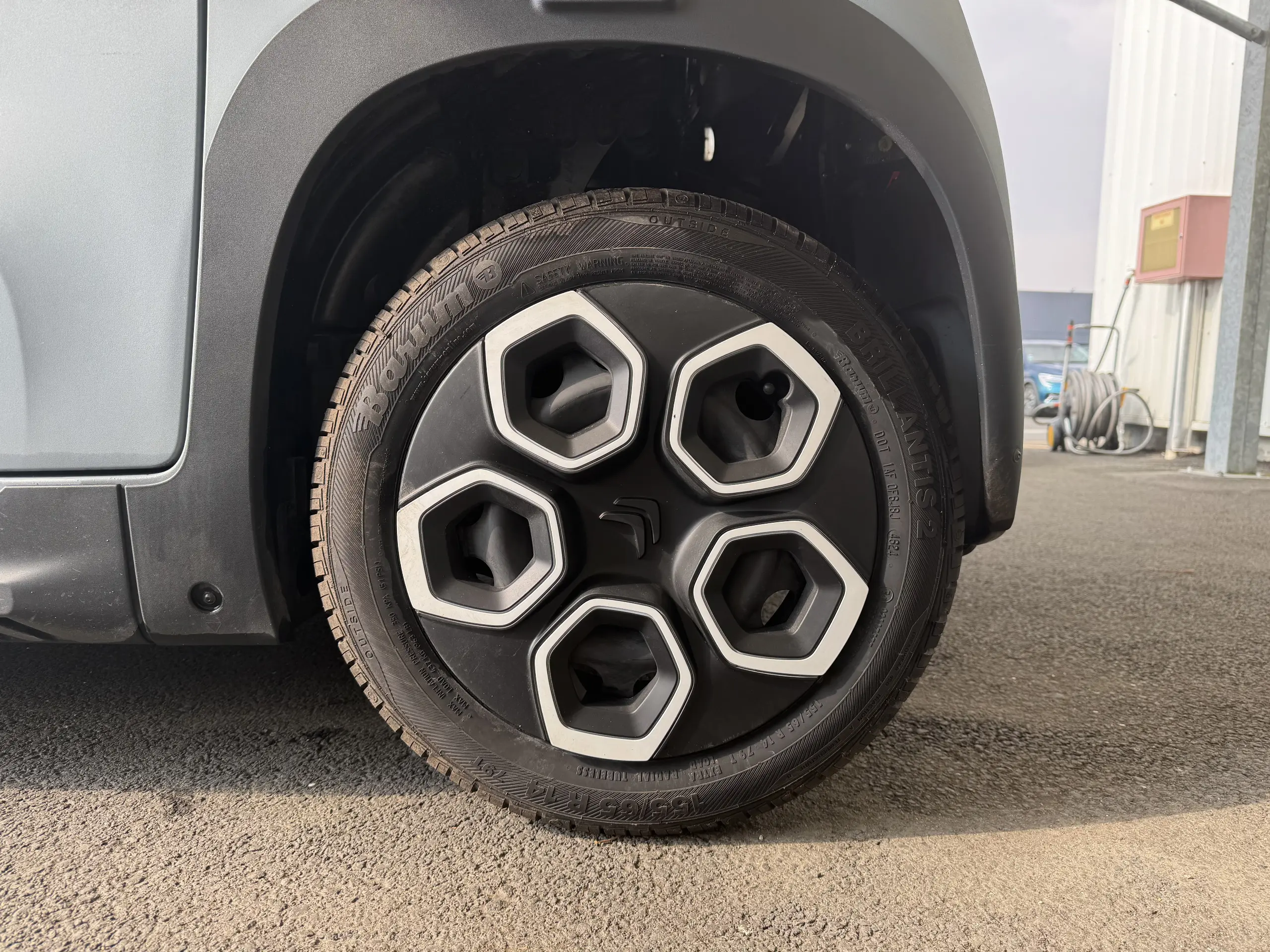 Roue arrière gauche d'une Citroën AMI