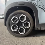 Roue avant gauche d'une Citroën AMI