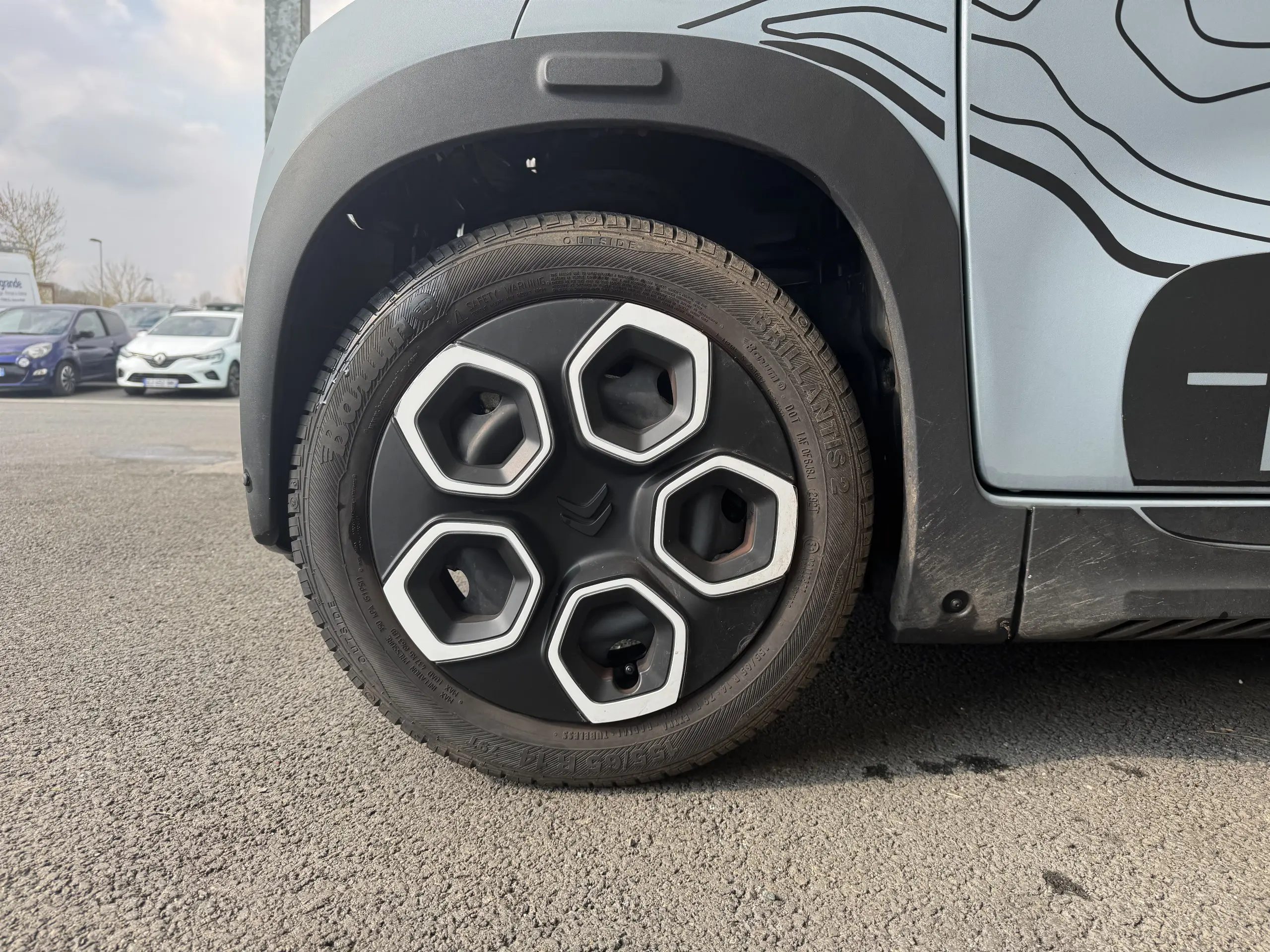 Roue avant gauche d'une Citroën AMI