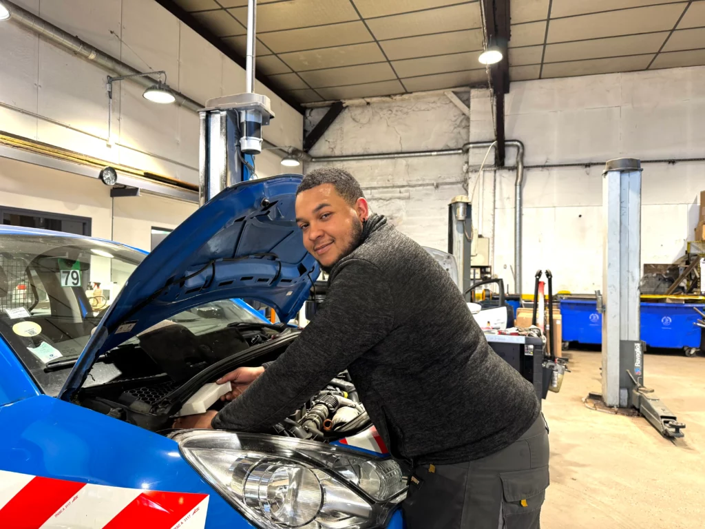 Portrait d'un mécanicien effectuant une révision dans notre garage Melun Renault Dacia Berard Automobile