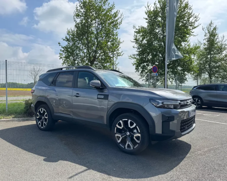 Vue de face avant droit du Dacia Bigster Essais Bigster 25 avril 2025 dans notre garage AutoFusion