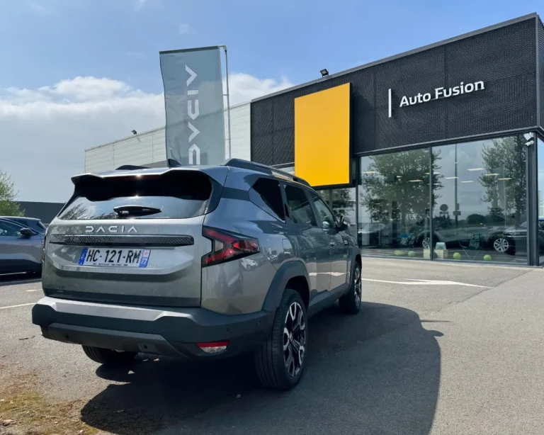 Vue arrière du Dacia Bigster 2025 pendant les essais Dacia Bigster au garage Auto Fusion