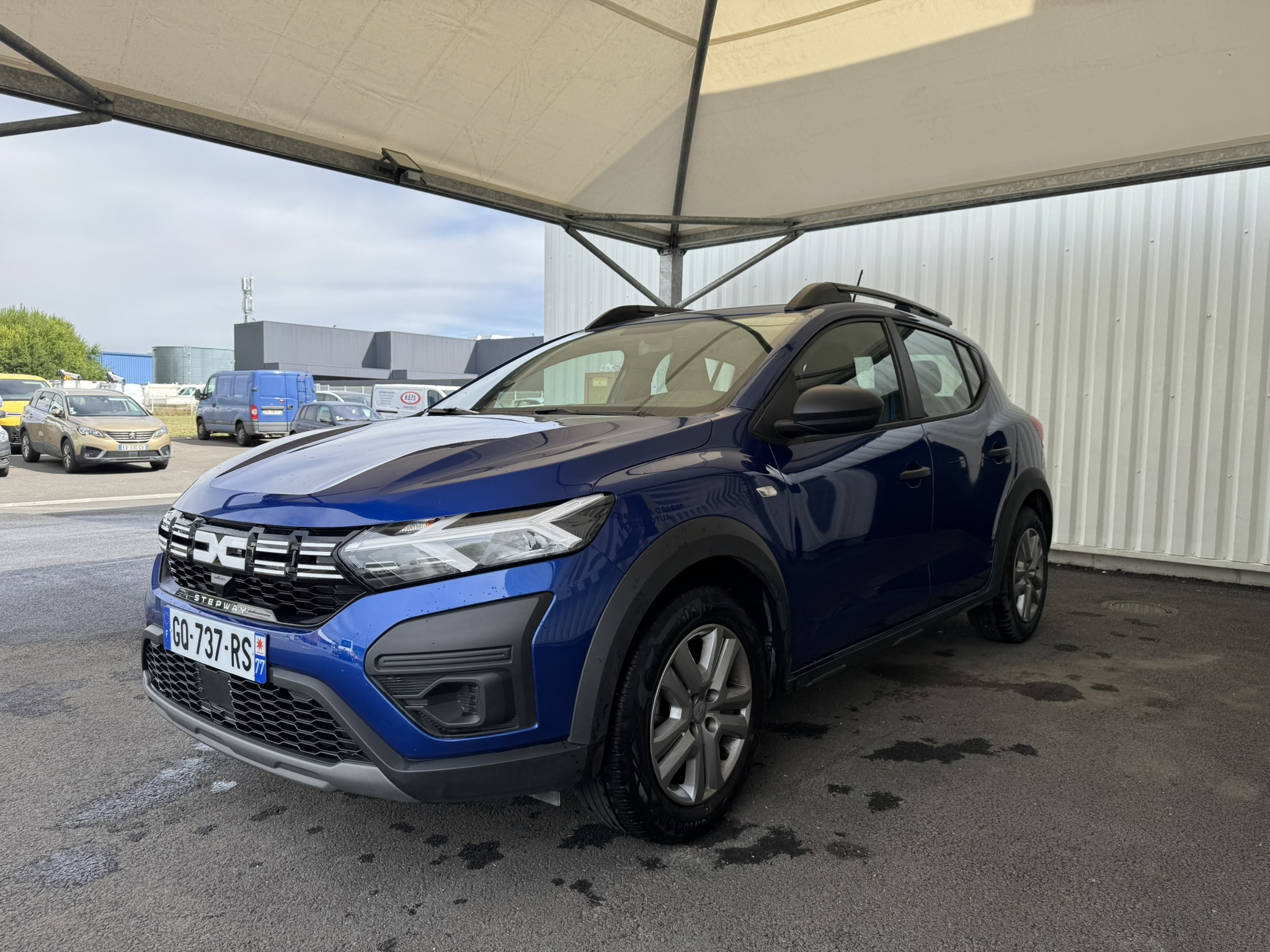 Avant gauche d'une Dacia Sandero Stepway 3 Bleu