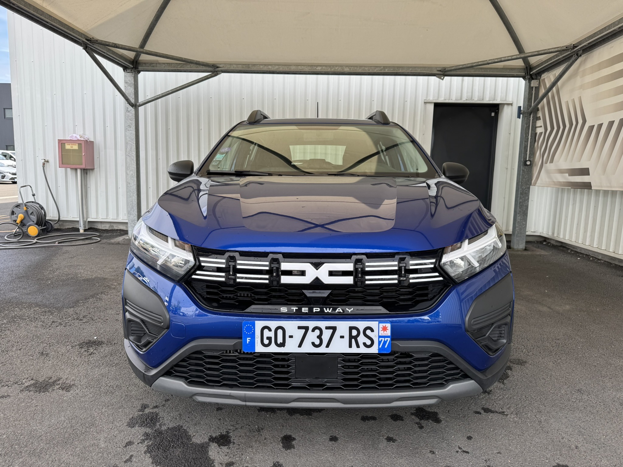 Face avant d'une Dacia Sandero Stepway 3 Bleu
