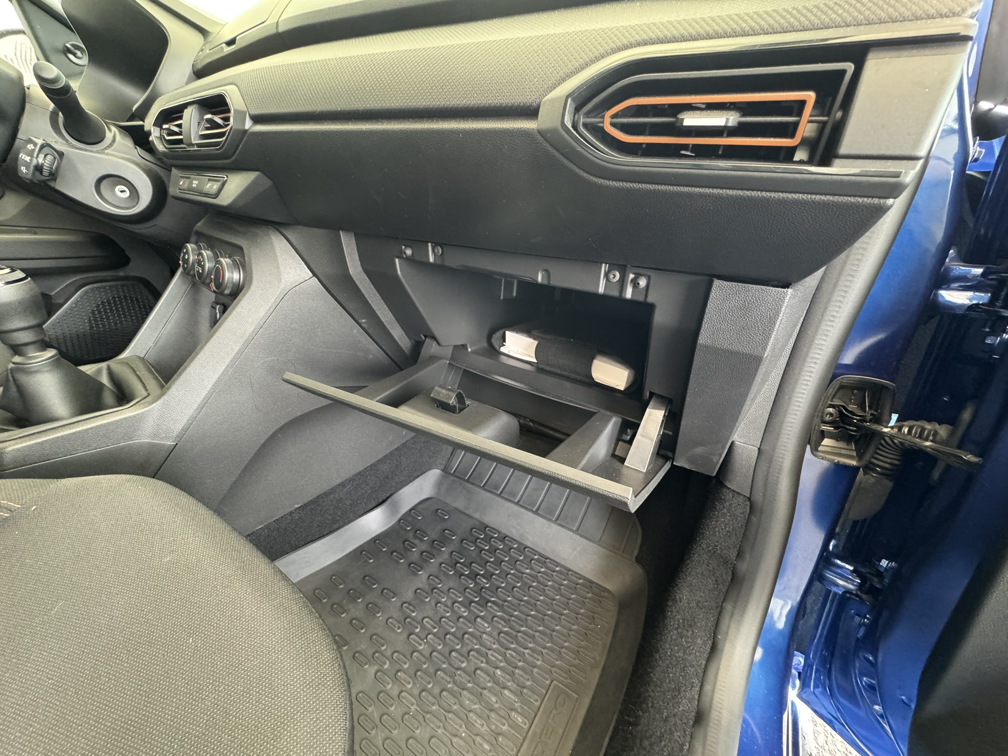 Boite à gants ouverte d'une Dacia Sandero Stepway 3