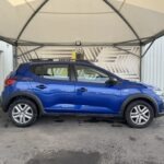 Côté latérale droit d'une Dacia Sandero Stepway 3 Bleu