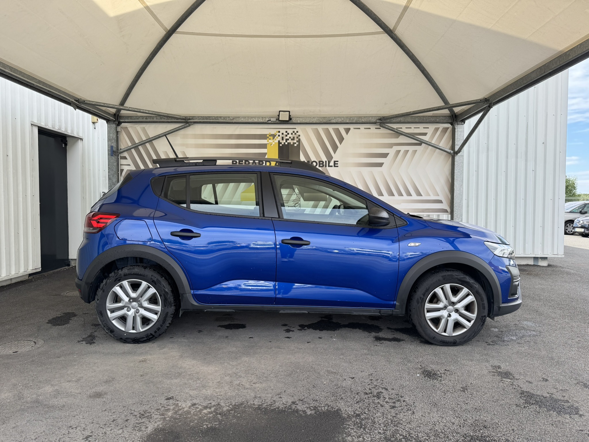 Côté latérale droit d'une Dacia Sandero Stepway 3 Bleu