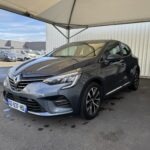 Avant gauche d'une Renault Clio 5 Gris