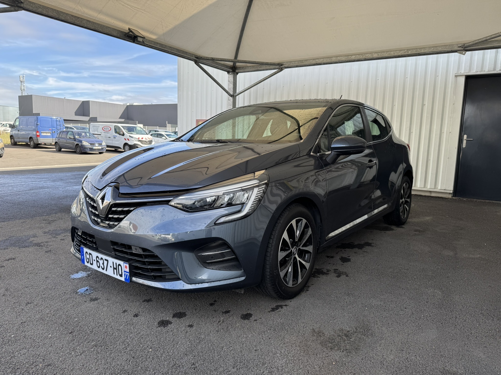 Avant gauche d'une Renault Clio 5 Gris