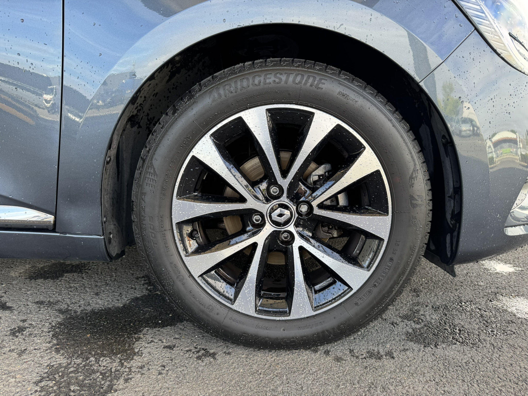 Roue avant droit d'une Renault Clio 5 Gris