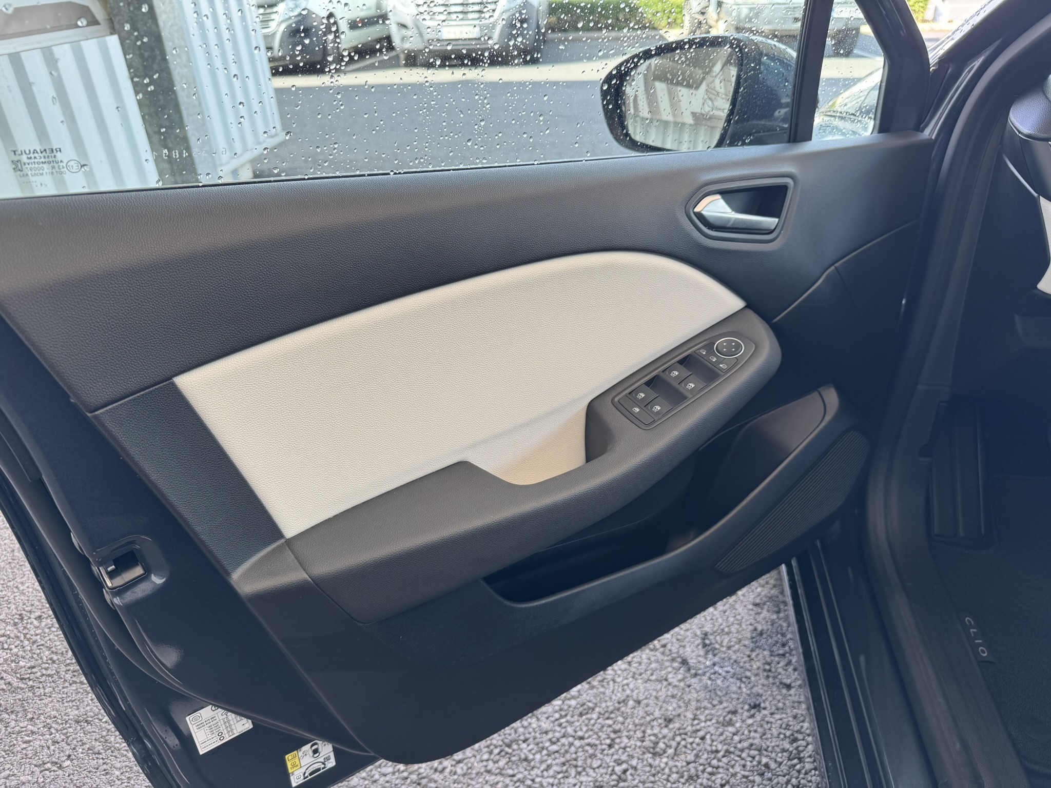 Conducteur intérieur portière d'une Renault Clio 5