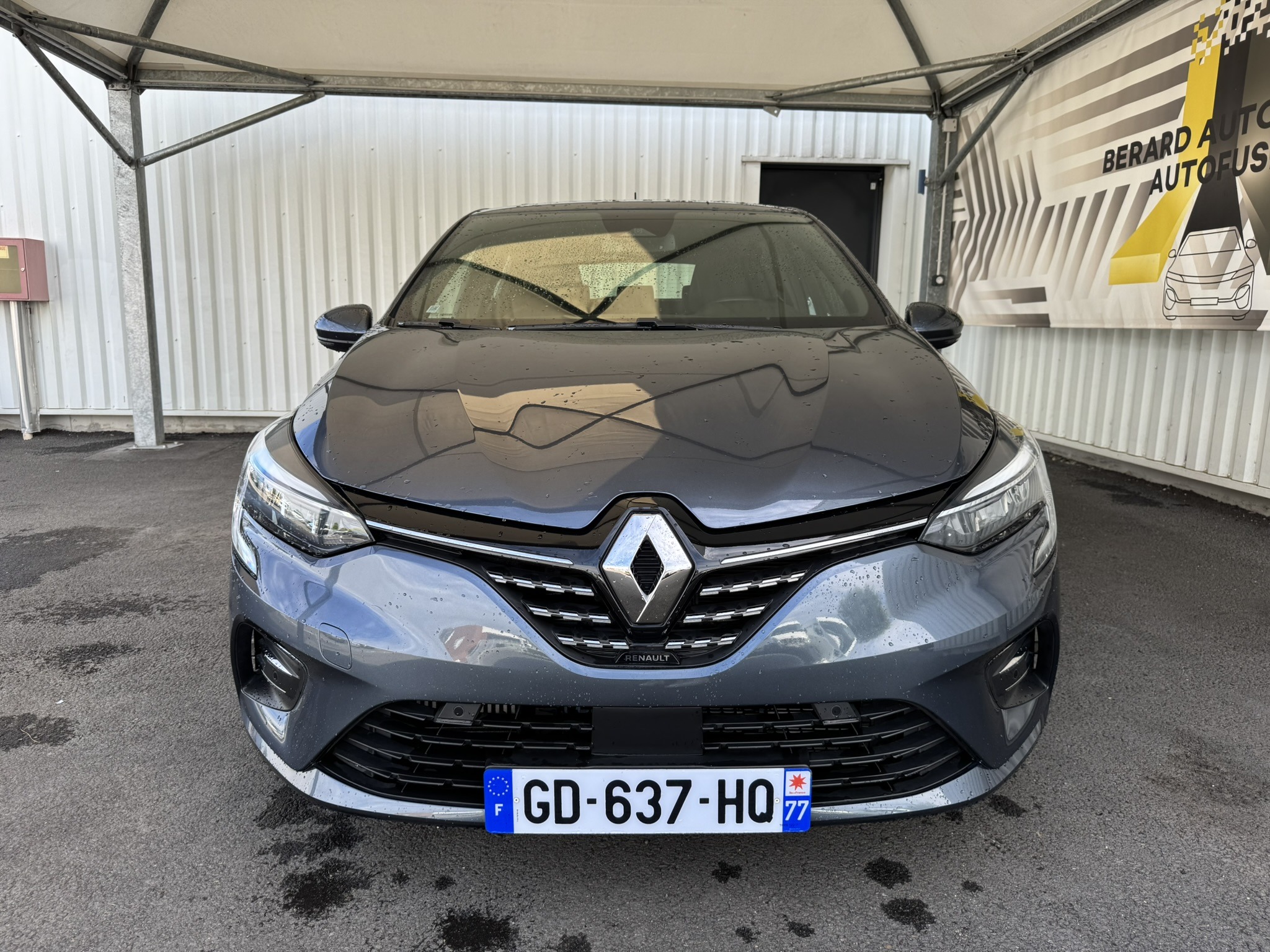 Face avant d'une Renault Clio 5 Gris