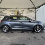 Côté latéral droit d'une Renault Clio 5 Gris