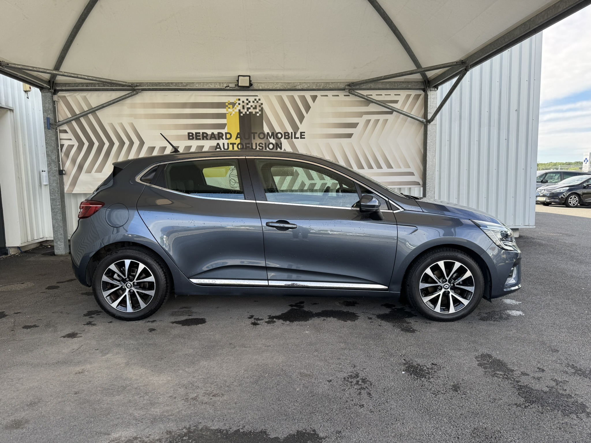 Côté latéral droit d'une Renault Clio 5 Gris
