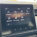 Menu sur l'écran de navigation d'une Renault Clio 5