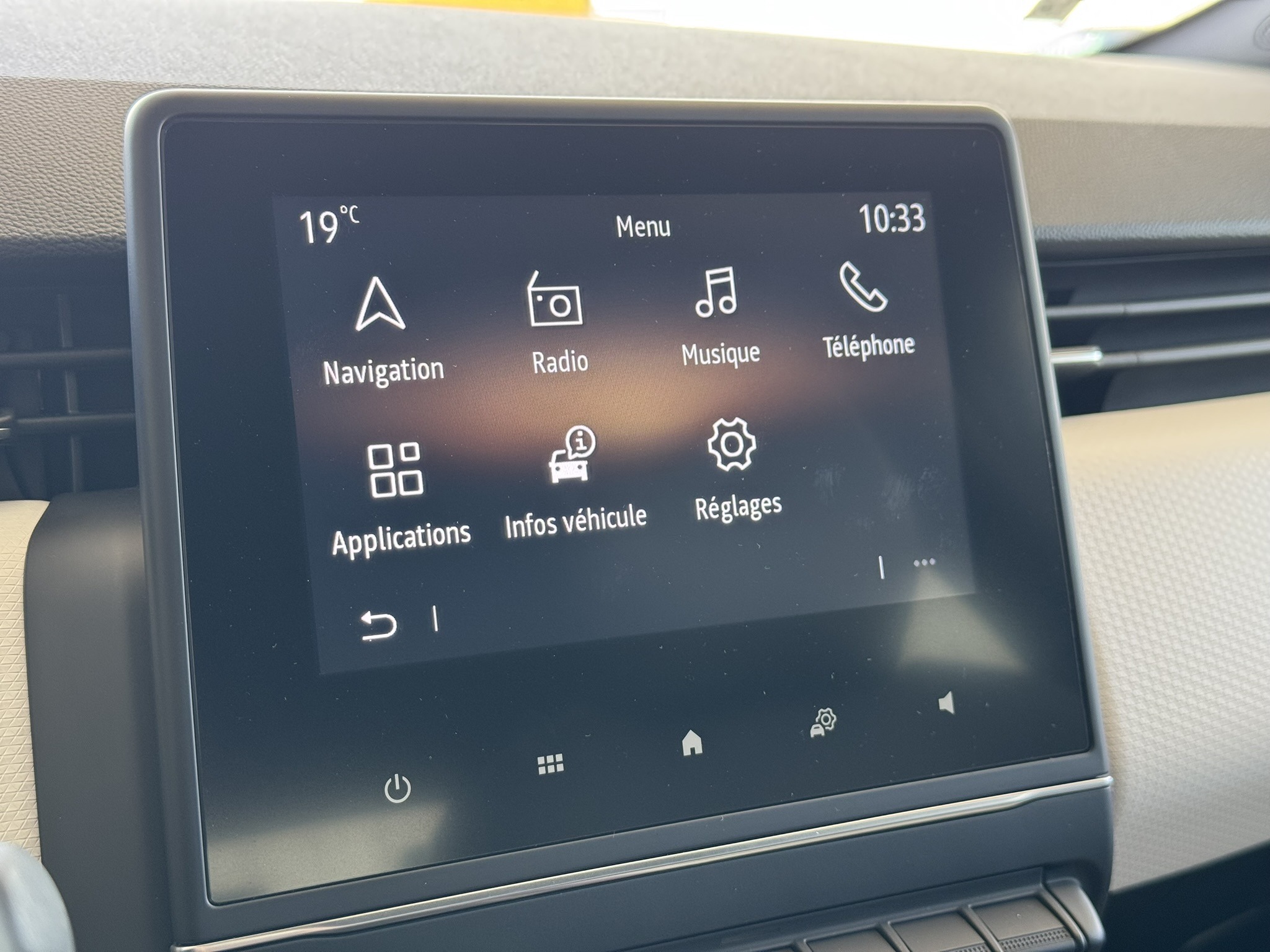 Menu sur l'écran de navigation d'une Renault Clio 5