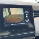 Caméra de recul sur l'écran de navigation d'une Renault Clio 5