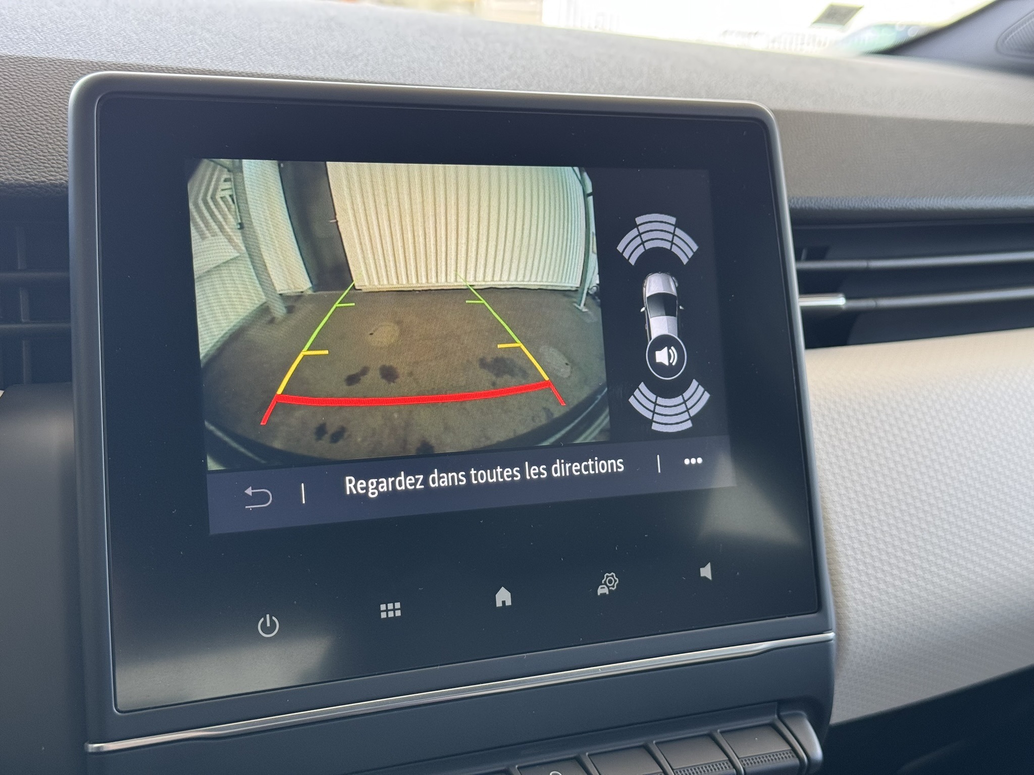 Caméra de recul sur l'écran de navigation d'une Renault Clio 5
