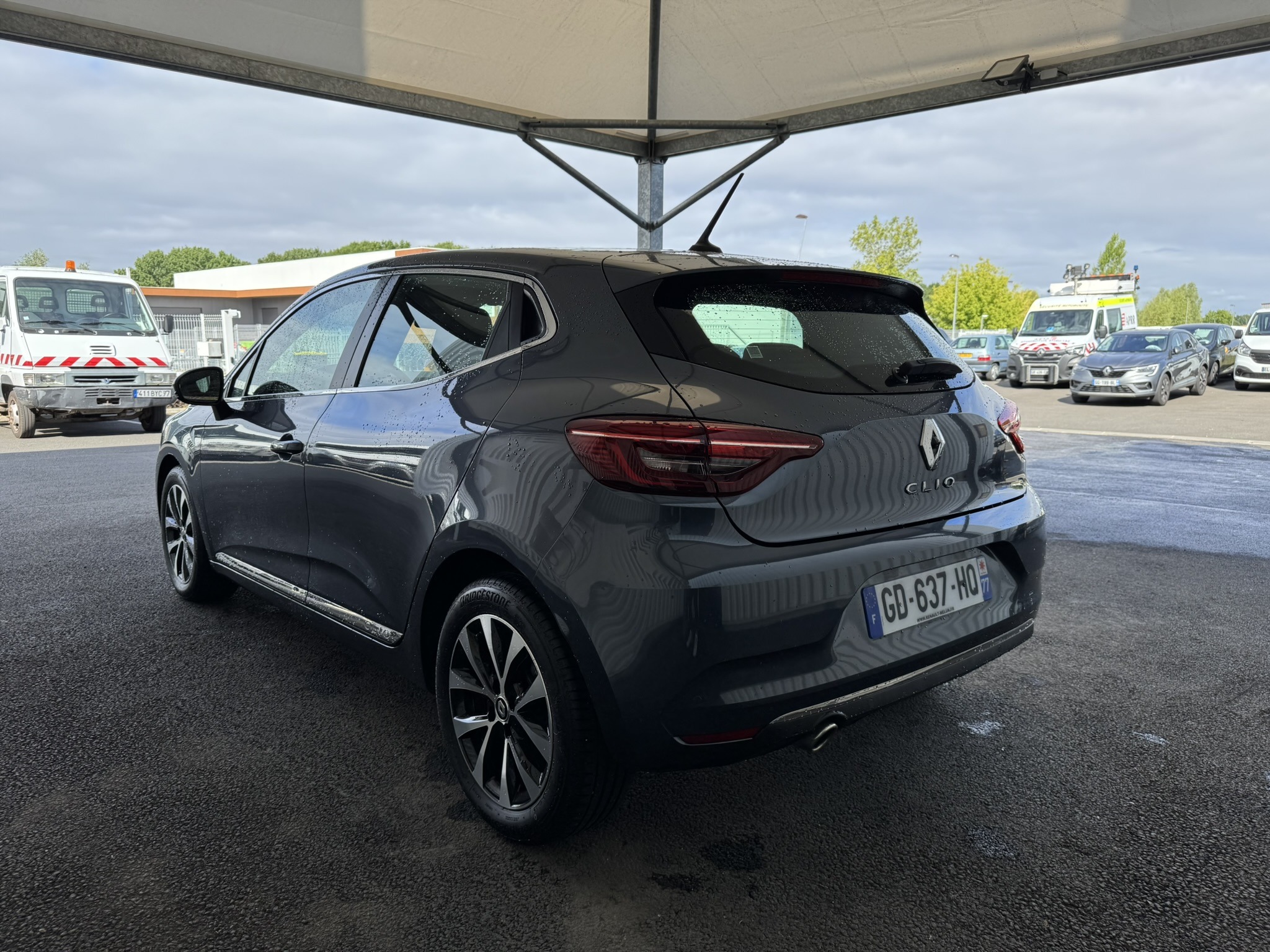 Arrière gauche d'une Renault Clio 5 Gris