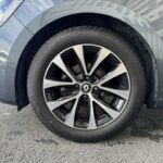 Roue avant gauche d'une Renault Clio 5 Gris