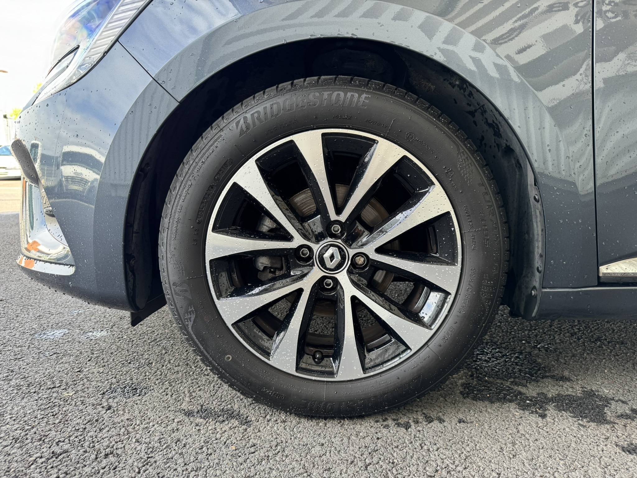 Roue avant gauche d'une Renault Clio 5 Gris