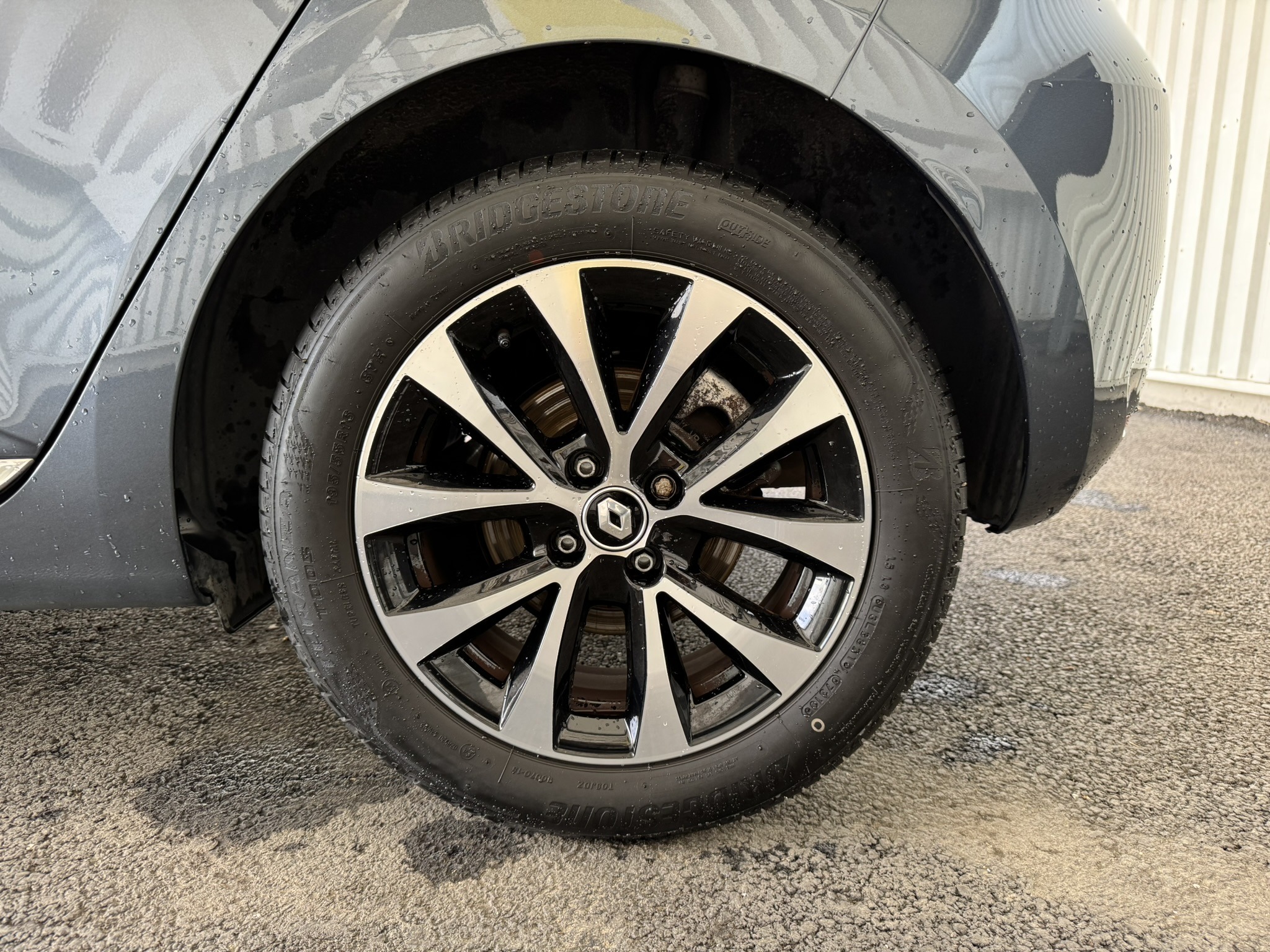 Roue arrière gauche d'une Renault Clio 5 Gris