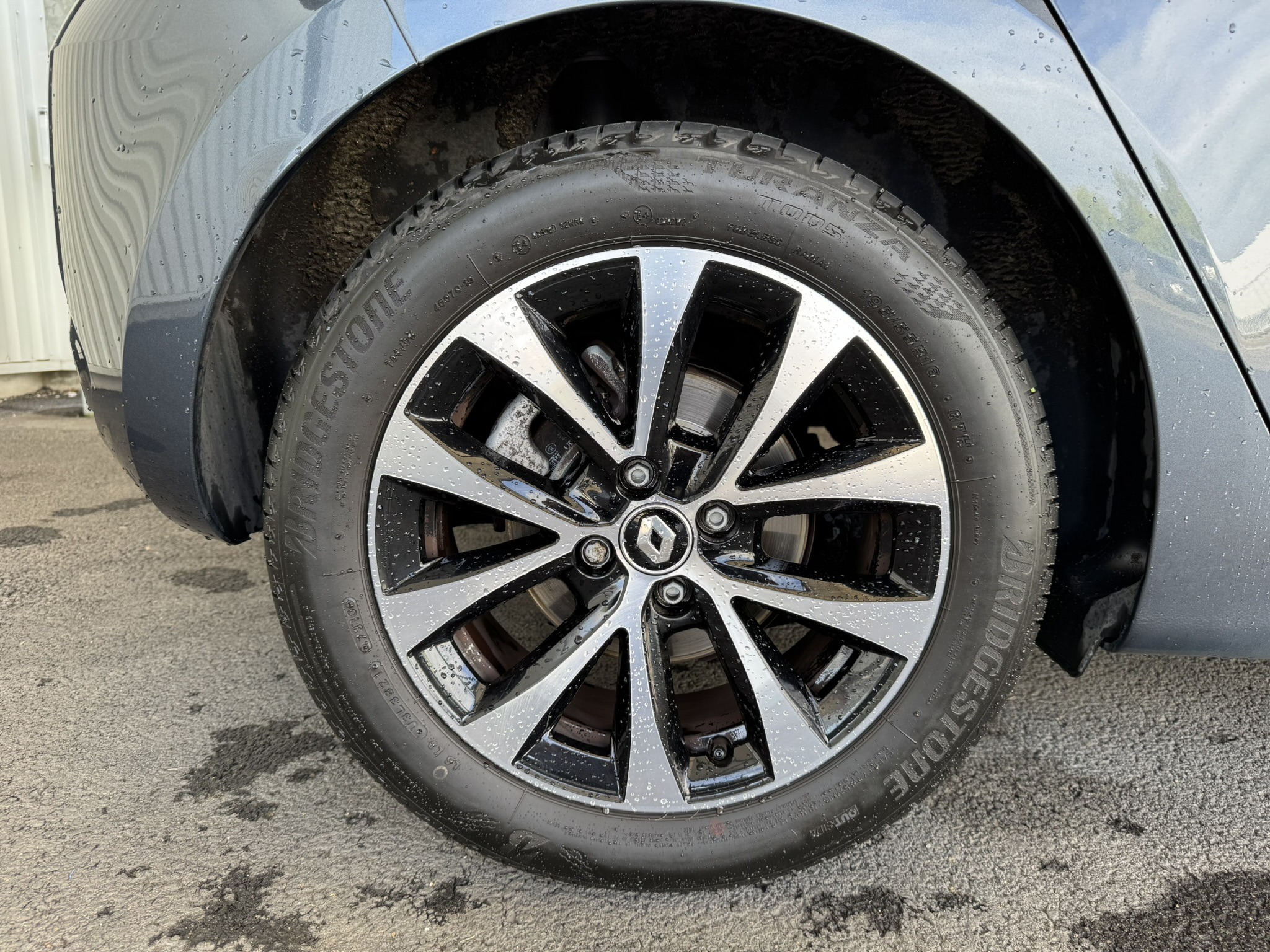 Roue arrière droit d'une Renault Clio 5 Gris
