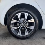 Roue arrière droit d'une Renault Clio 5 blanc