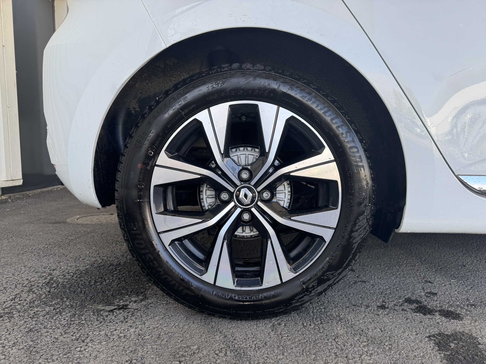 Roue arrière droit d'une Renault Clio 5 blanc