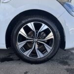 Roue avant droit d'une Renault Clio 5 blanc