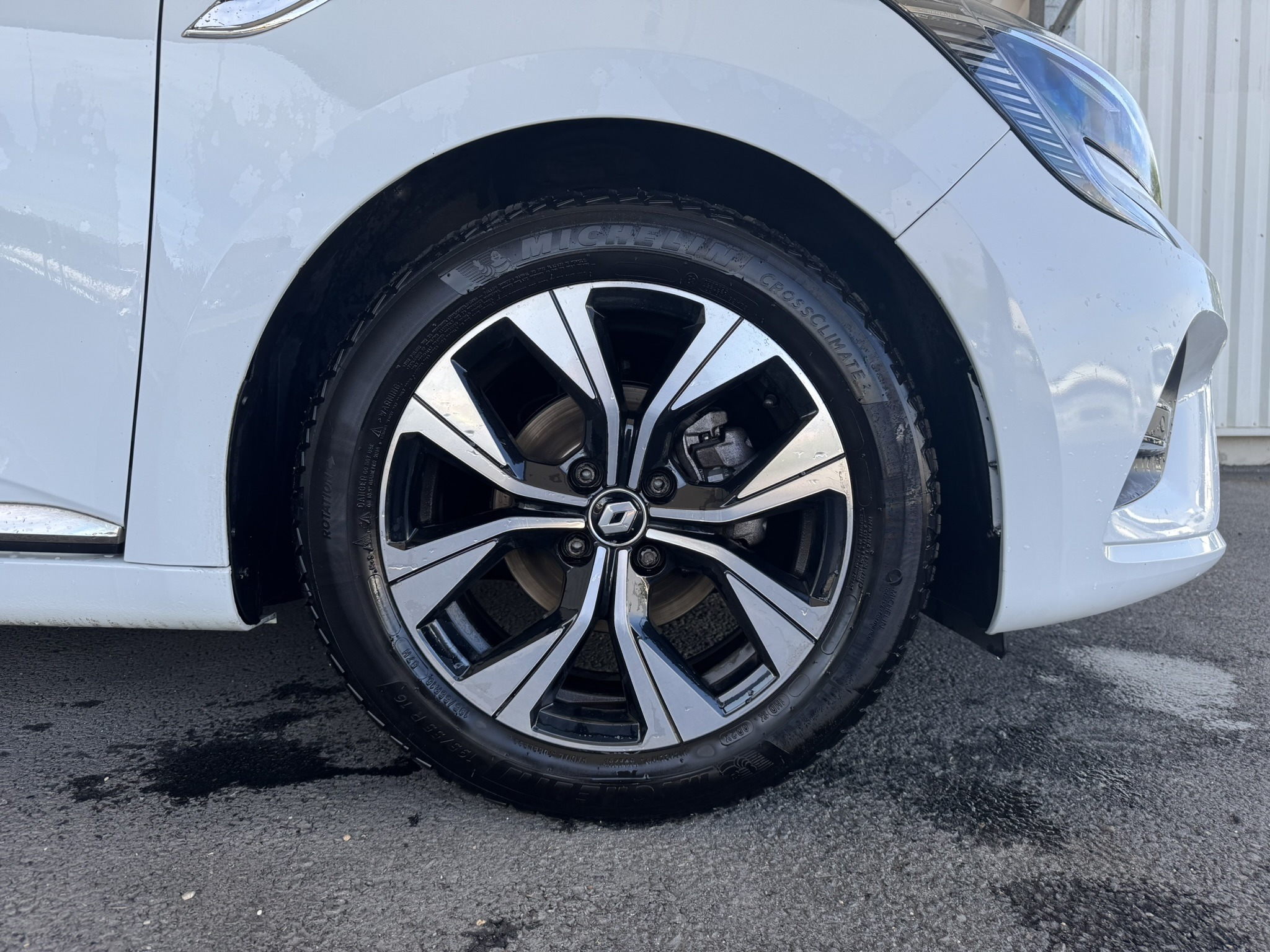Roue avant droit d'une Renault Clio 5 blanc