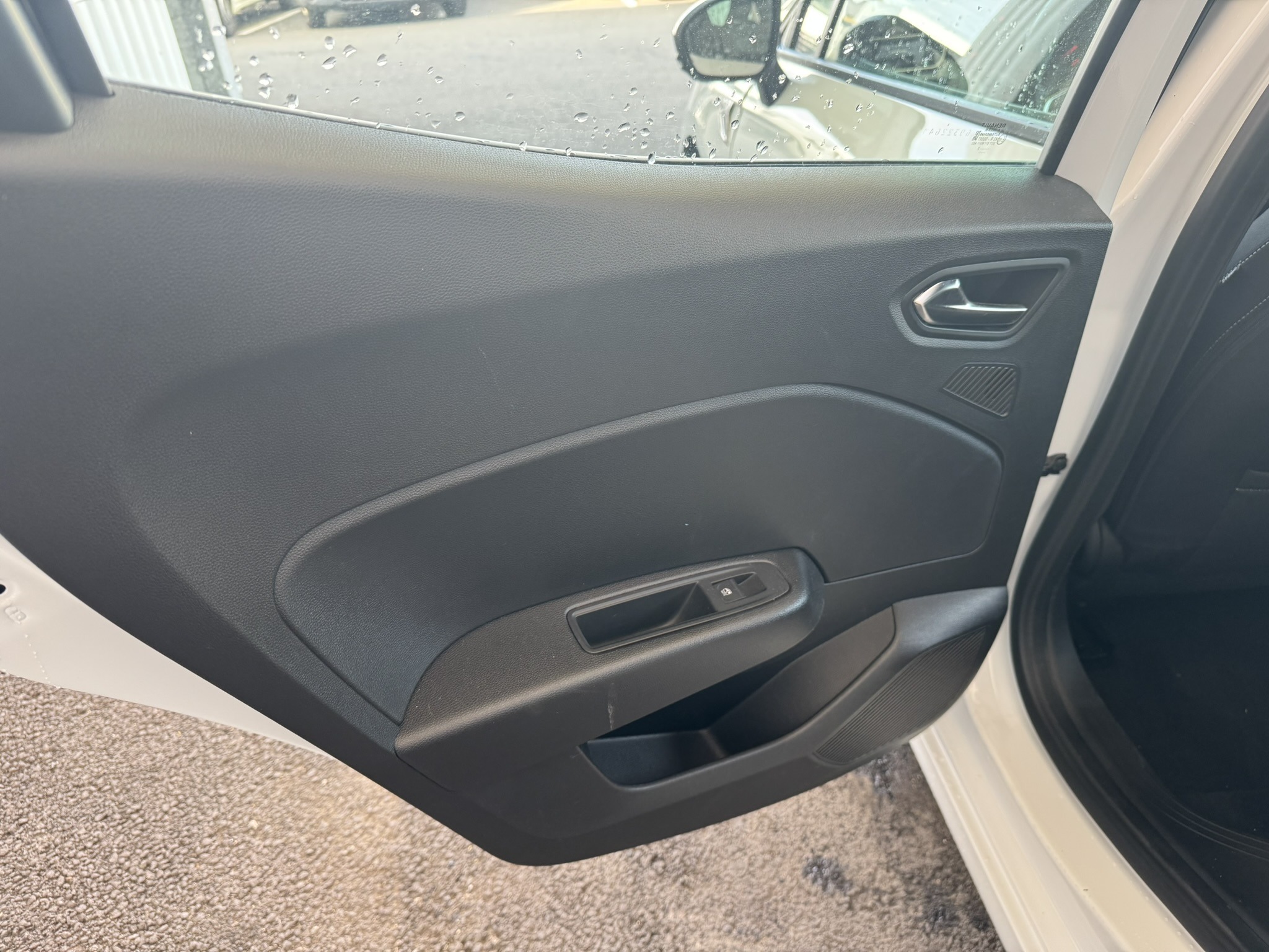 Interieur portière arrière gauche d'une Renault Clio 5 limited