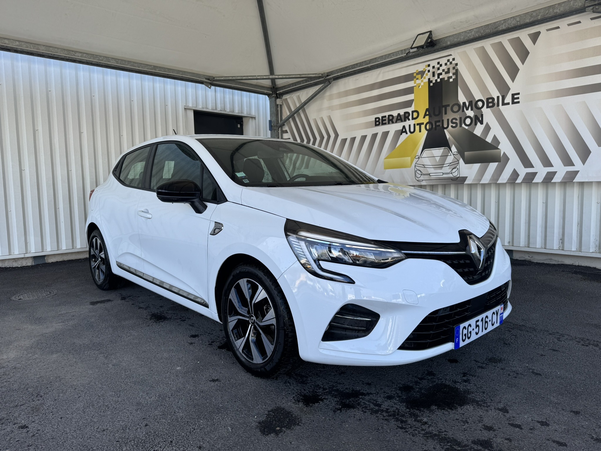 Avant droit d'une Renault Clio 5 blanc