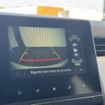 Caméra de recul sur l'écran de navigation d'une Renault Clio 5 limited