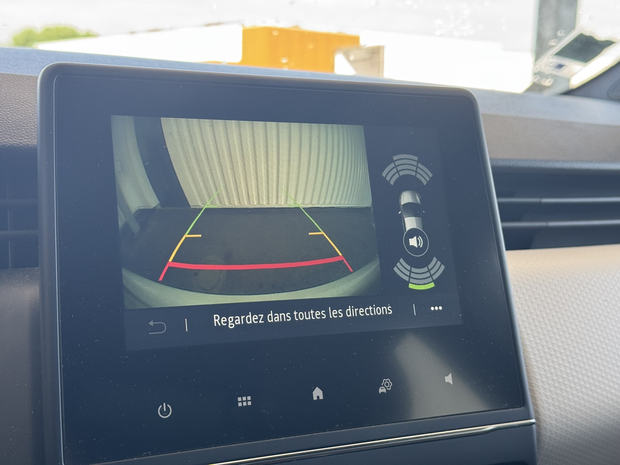 Caméra de recul sur l'écran de navigation d'une Renault Clio 5 limited