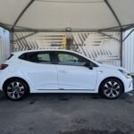 Côté latéral droit d'une Renault Clio 5 blanc