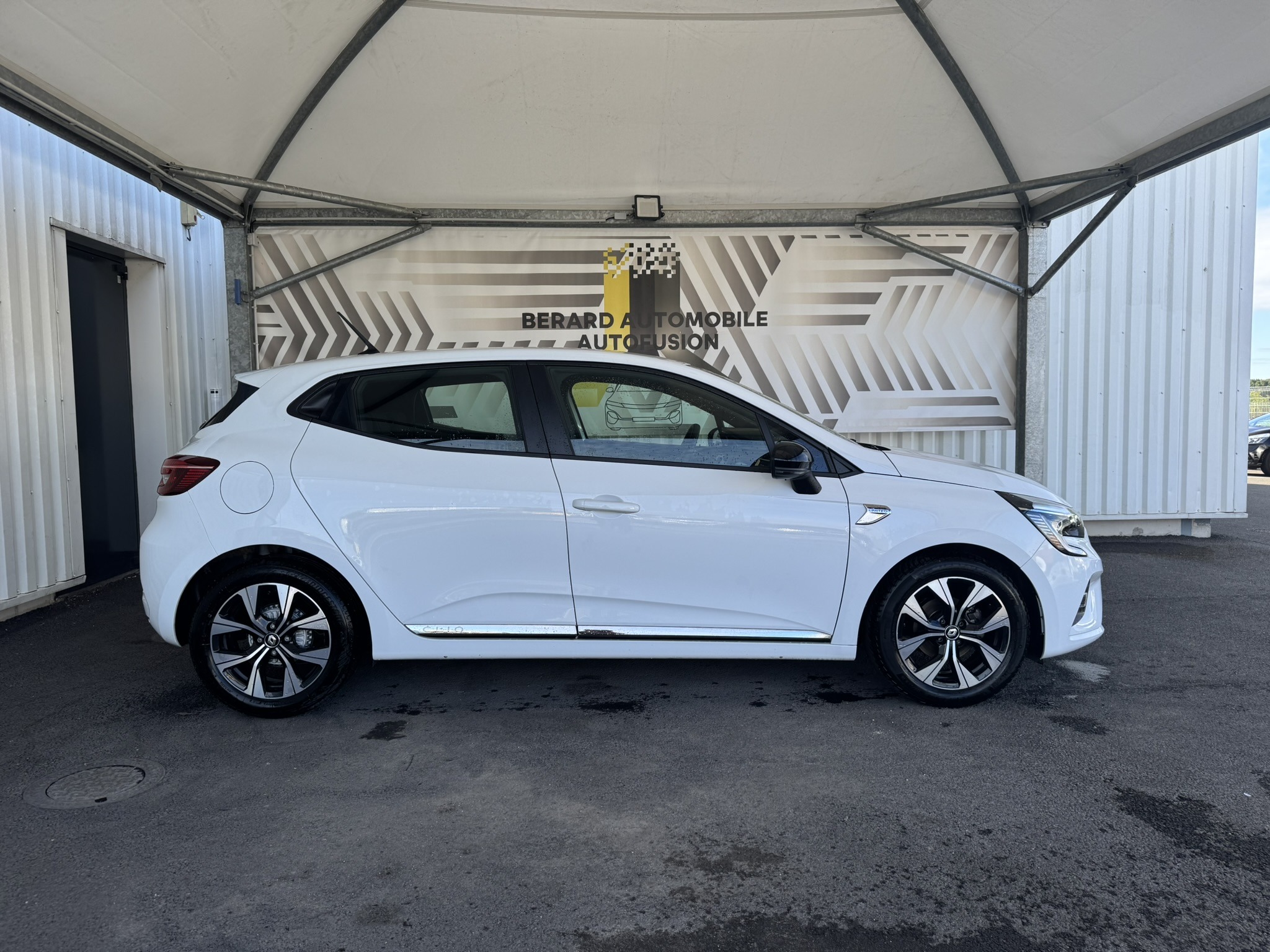 Côté latéral droit d'une Renault Clio 5 blanc
