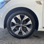 Roue avant gauche d'une Renault Clio 5 blanc