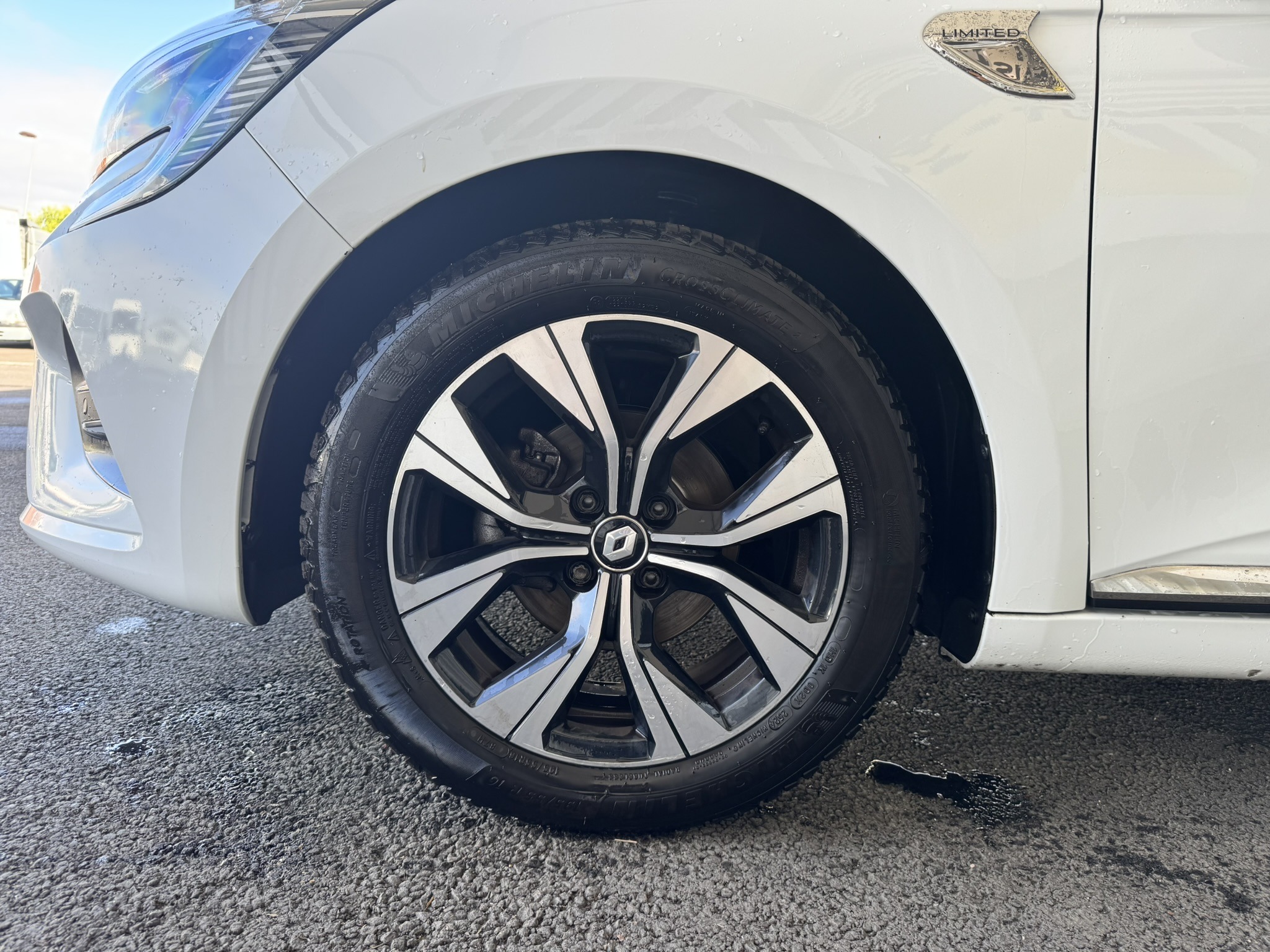 Roue avant gauche d'une Renault Clio 5 blanc