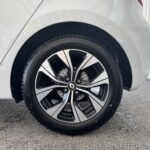 Roue arrière gauche d'une Renault Clio 5 blanc