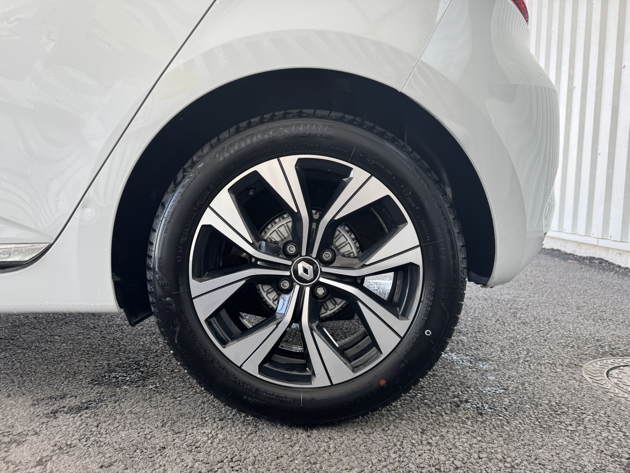 Roue arrière gauche d'une Renault Clio 5 blanc