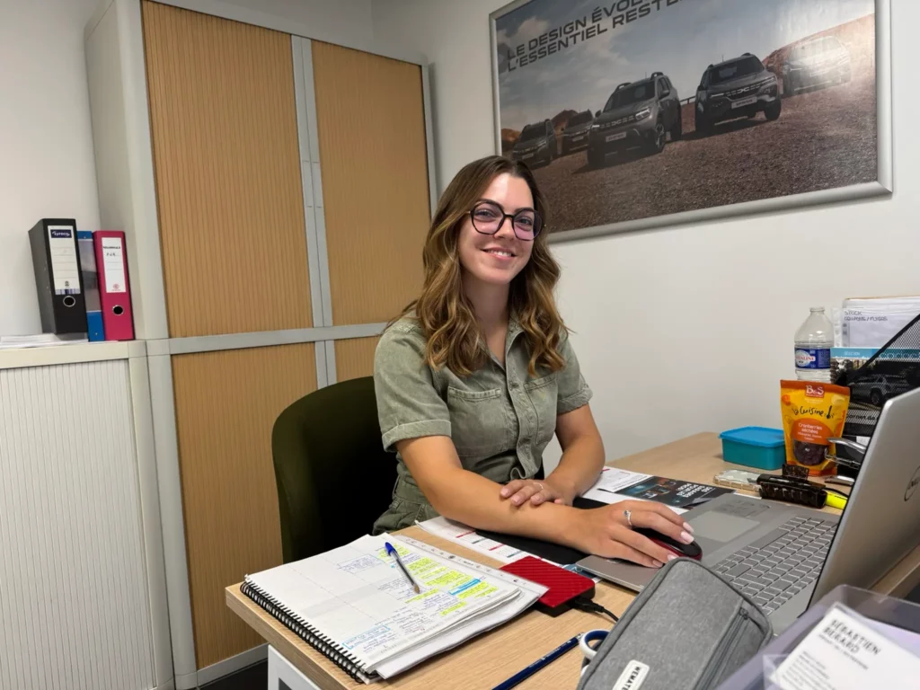 Portrait d'une chargée de communication effectuant de la création de contenus pour les garages automobiles