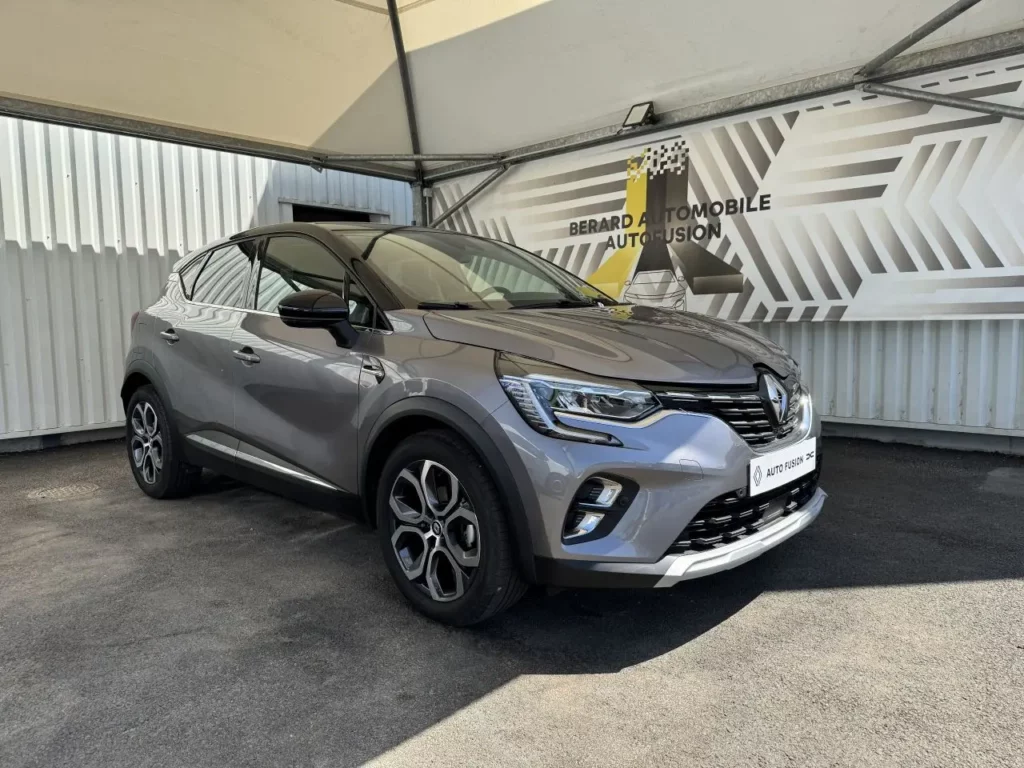Avant droit d'un Renault Captur 2024